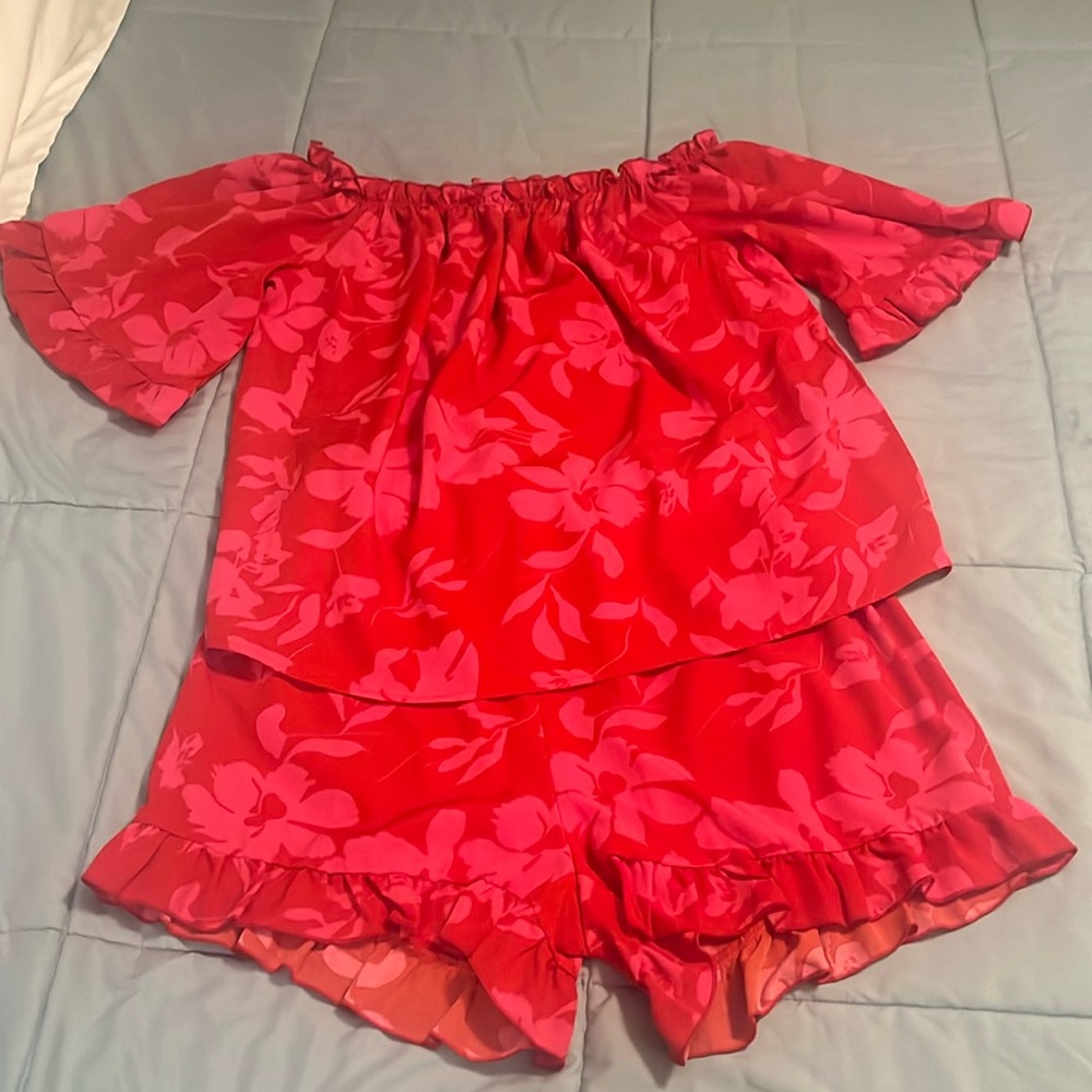 Red and pink floral short set. Size Large